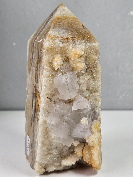 Fluoriet op calciet toren 474 gram
