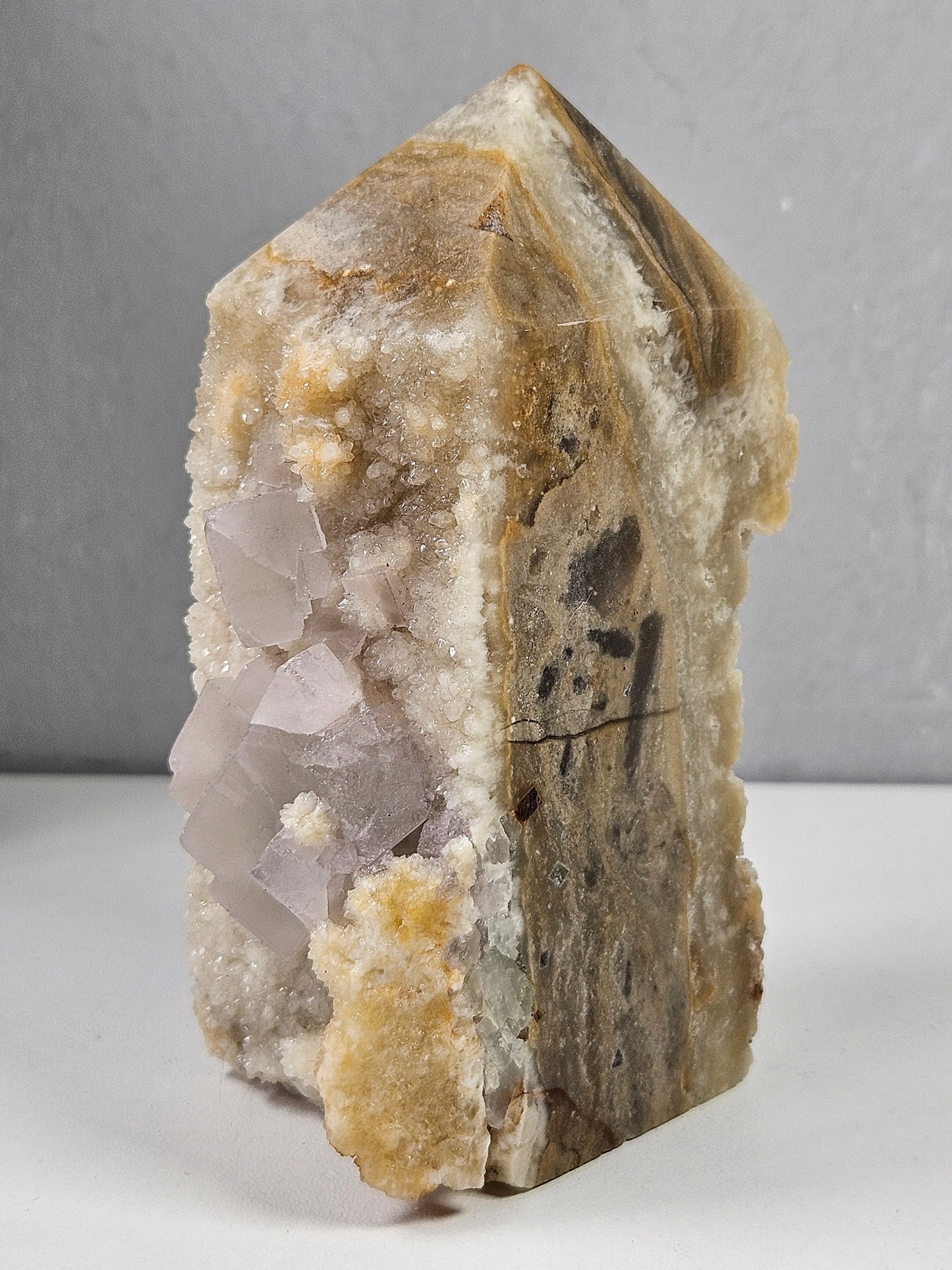 Fluoriet op calciet toren 474 gram