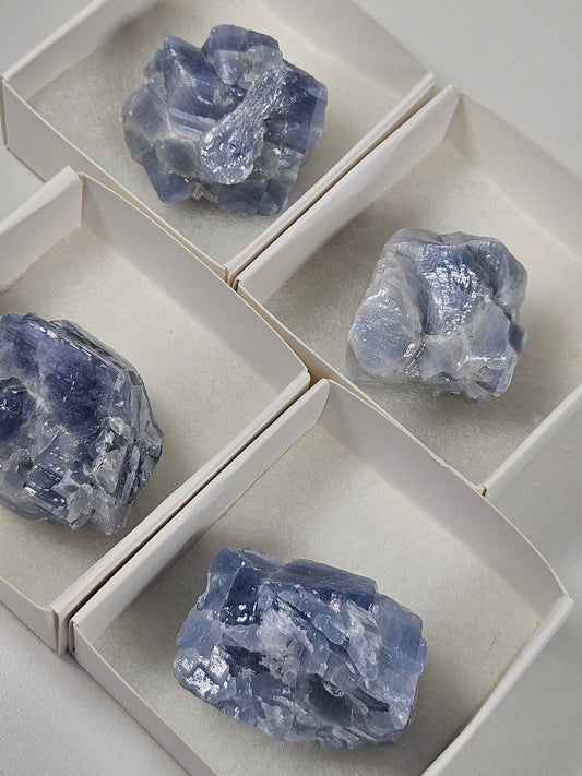 Blauwe calciet in verzameldoosje