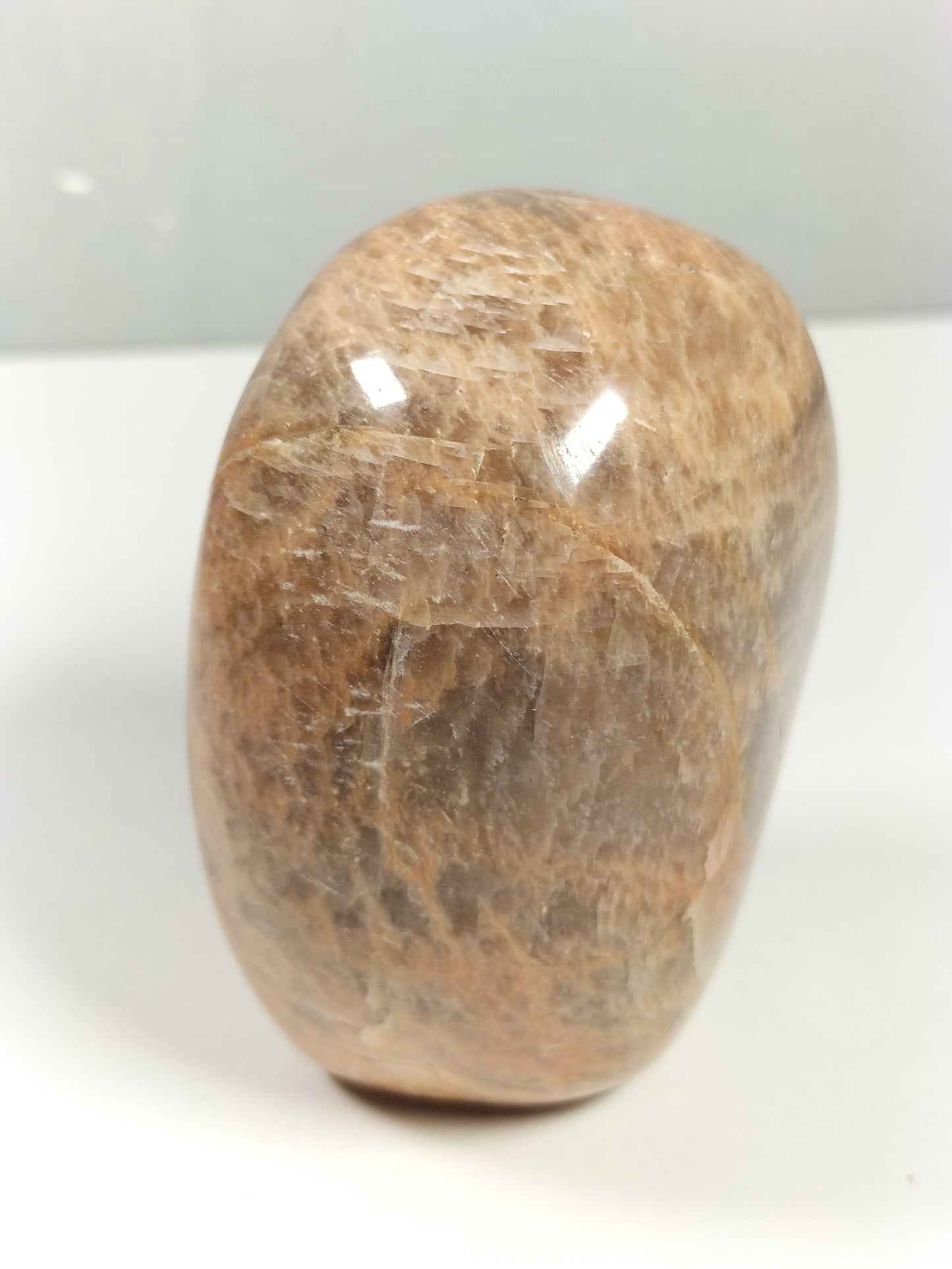 Perzik maansteen sculptuur 306 gram