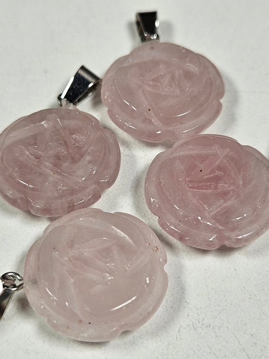 Rozenkwarts roos hanger met ketting