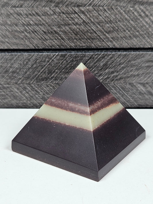 Purple Robe Jade Piramide 196 gram