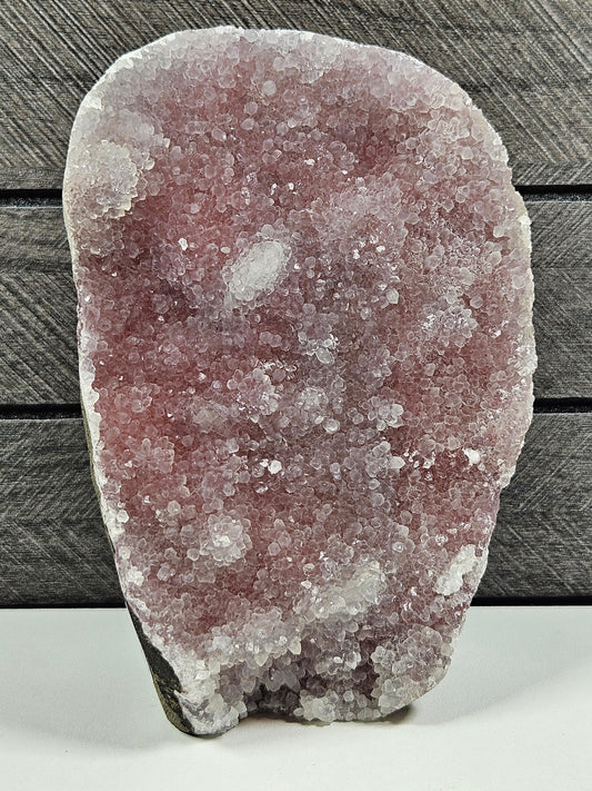 Roze chalcedoon op standvlak  592 gram