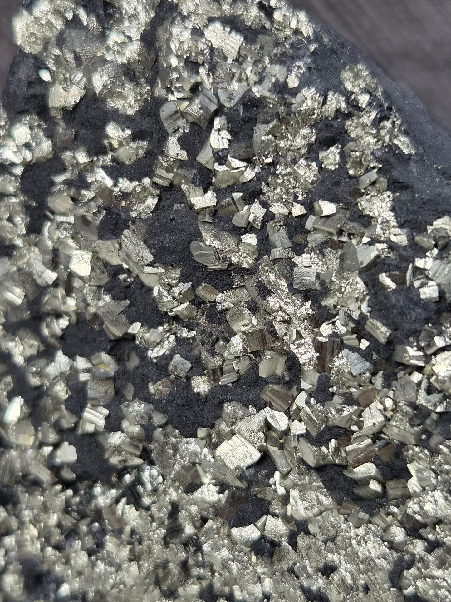 Pyriet op Shungiet Ruw op standvlak 606 gram