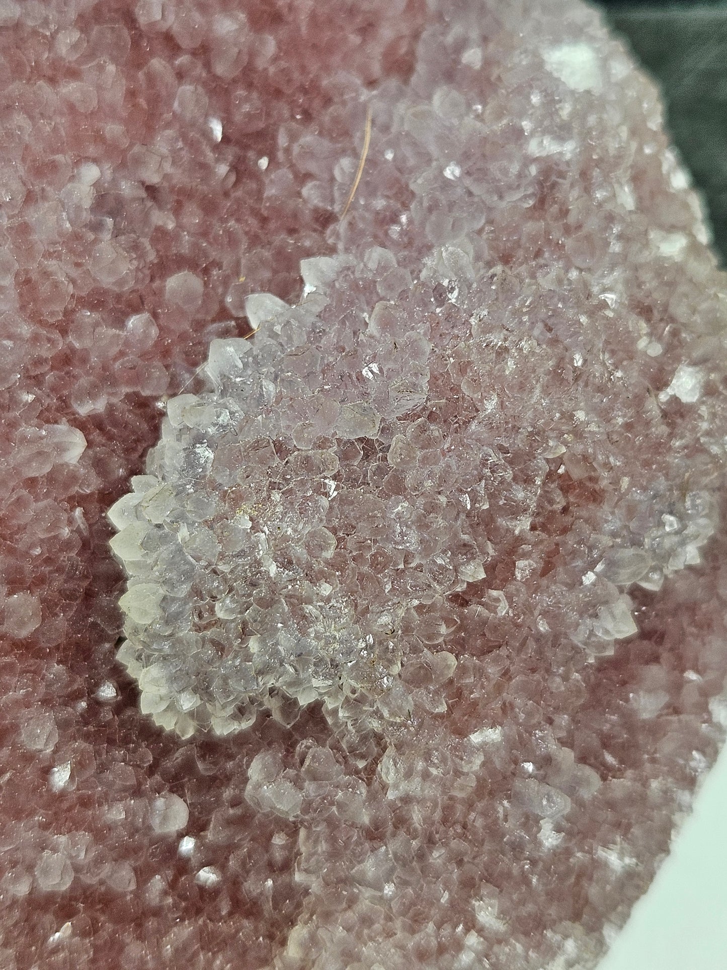 Roze chalcedoon op standvlak 1018 gram