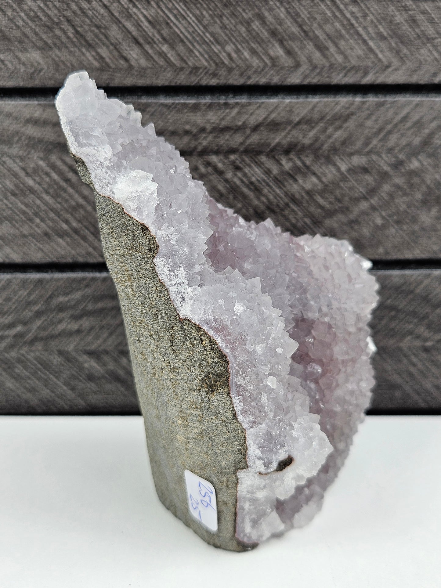 Roze chalcedoon op standvlak 256 gram