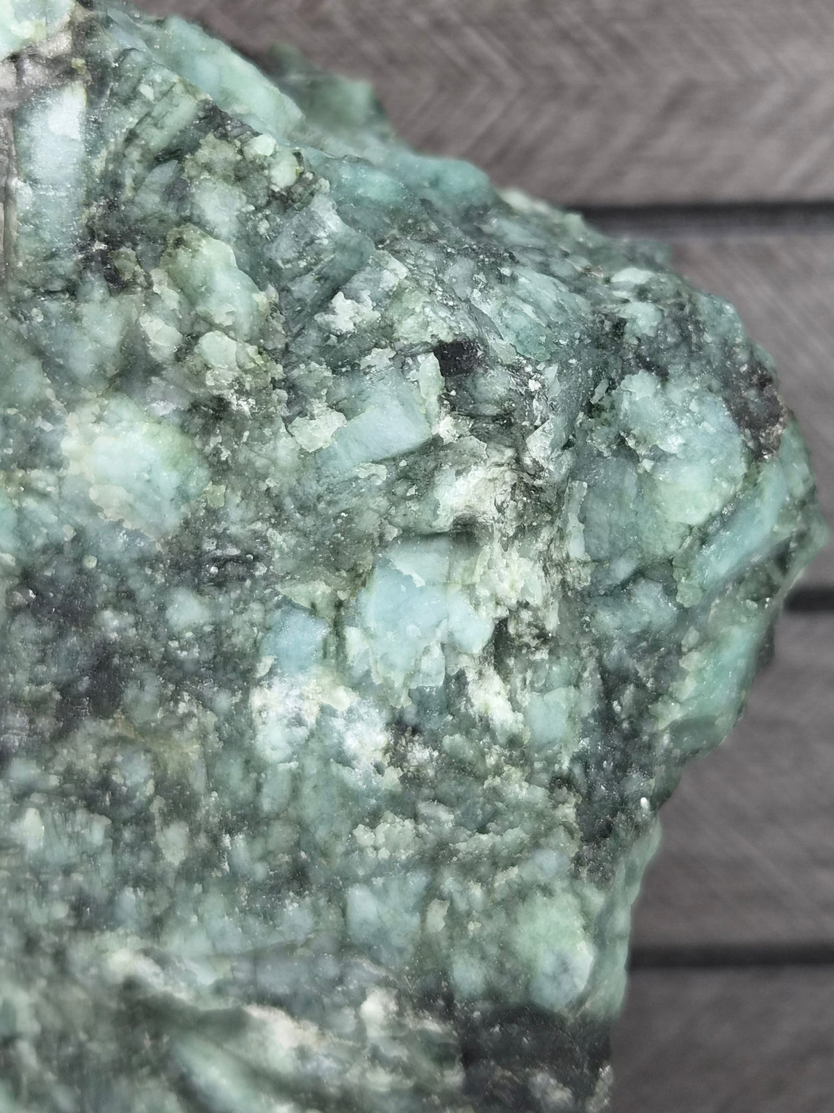 Emerald Ruw op standaard 882 gram