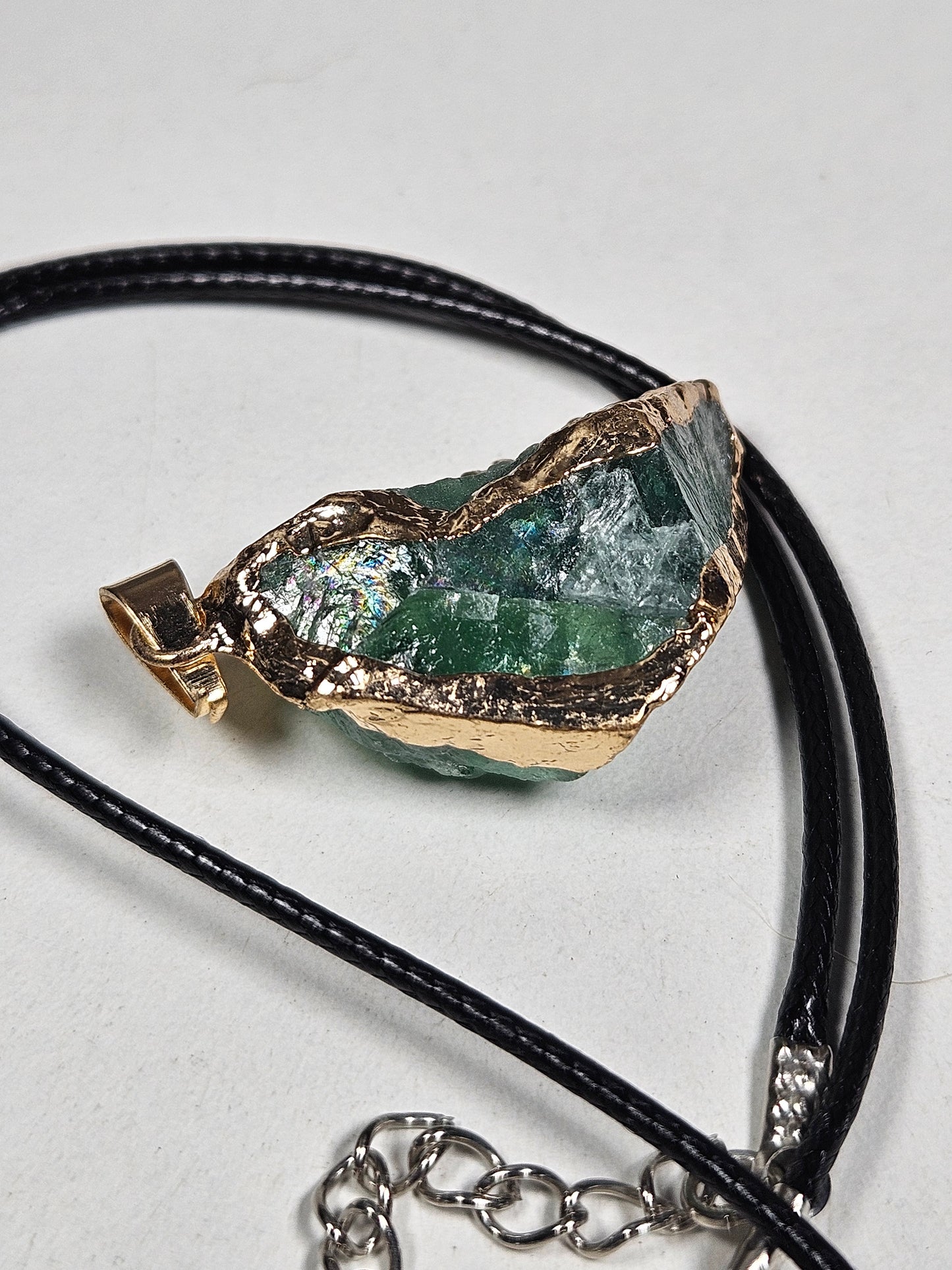 Ruwe groene Fluoriet goud hanger met ketting
