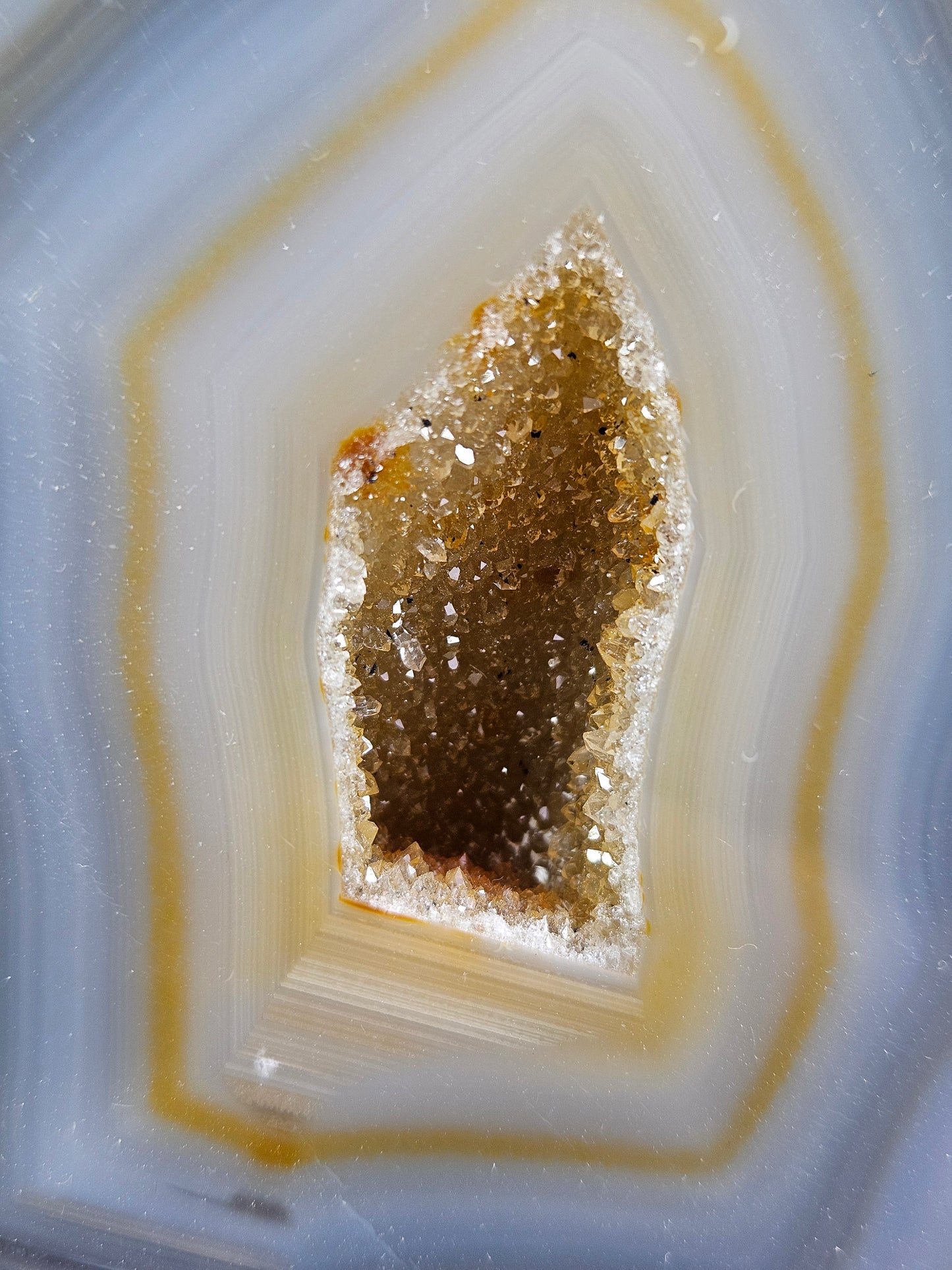 Agaat druzy op standaard 598 gram