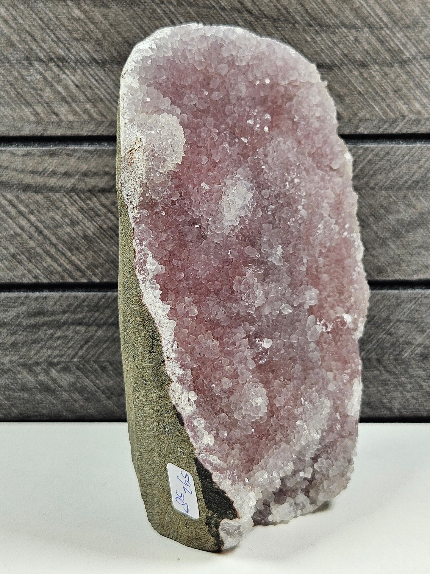 Roze chalcedoon op standvlak  592 gram