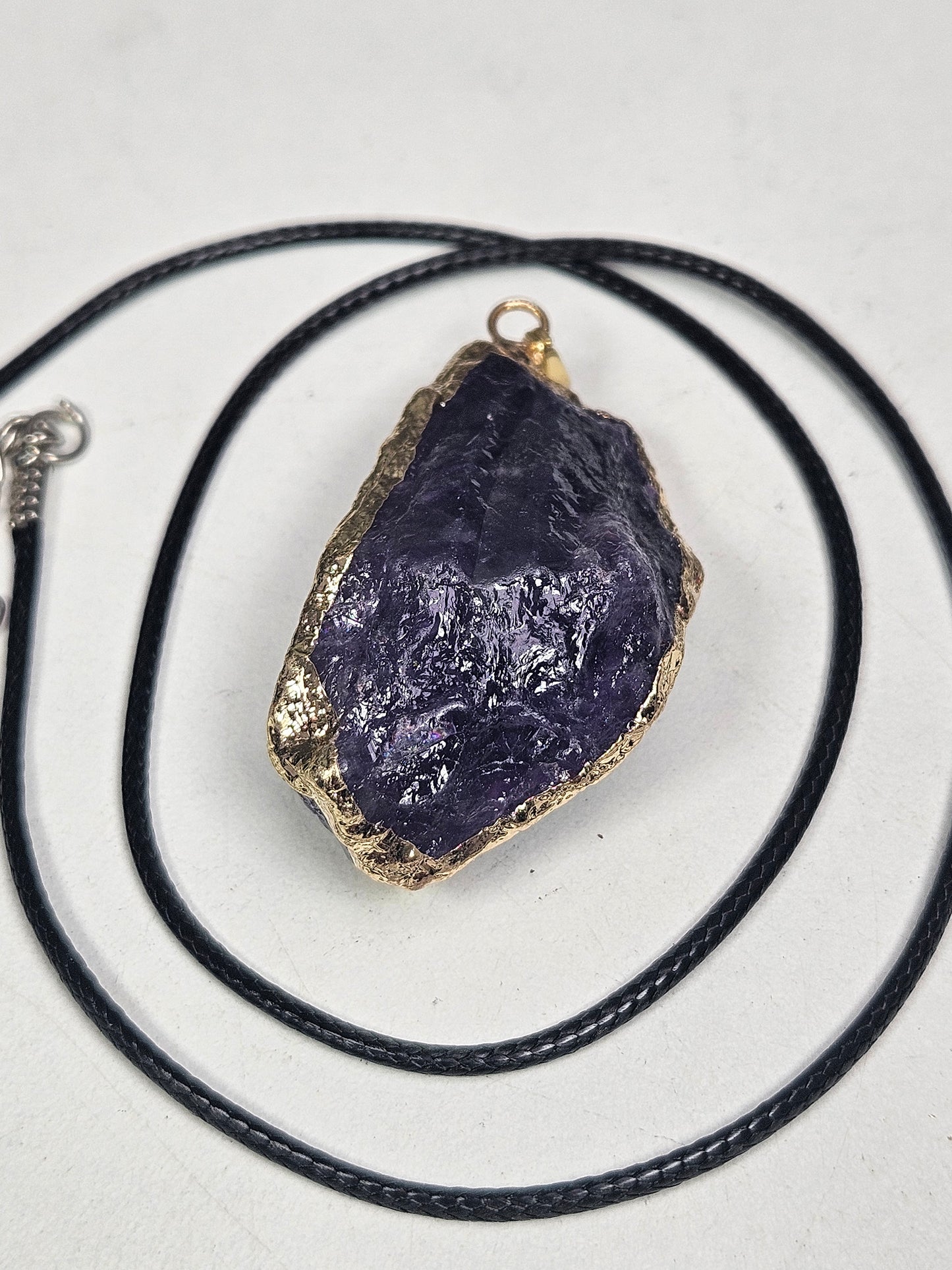 Ruwe Amethist goud hanger met ketting (donker)