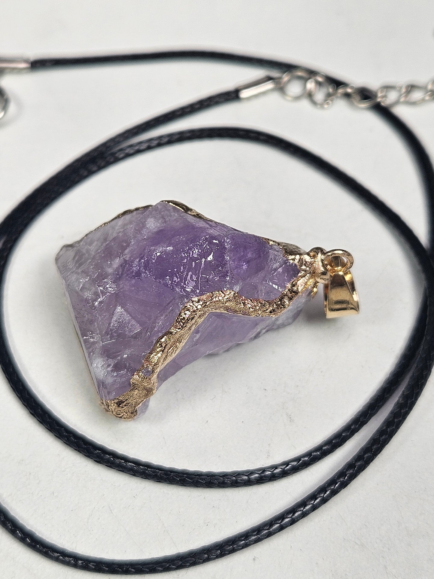 Ruwe Amethist goud hanger met ketting (licht)