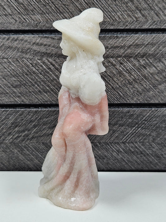 Roze opaal heks op bezem