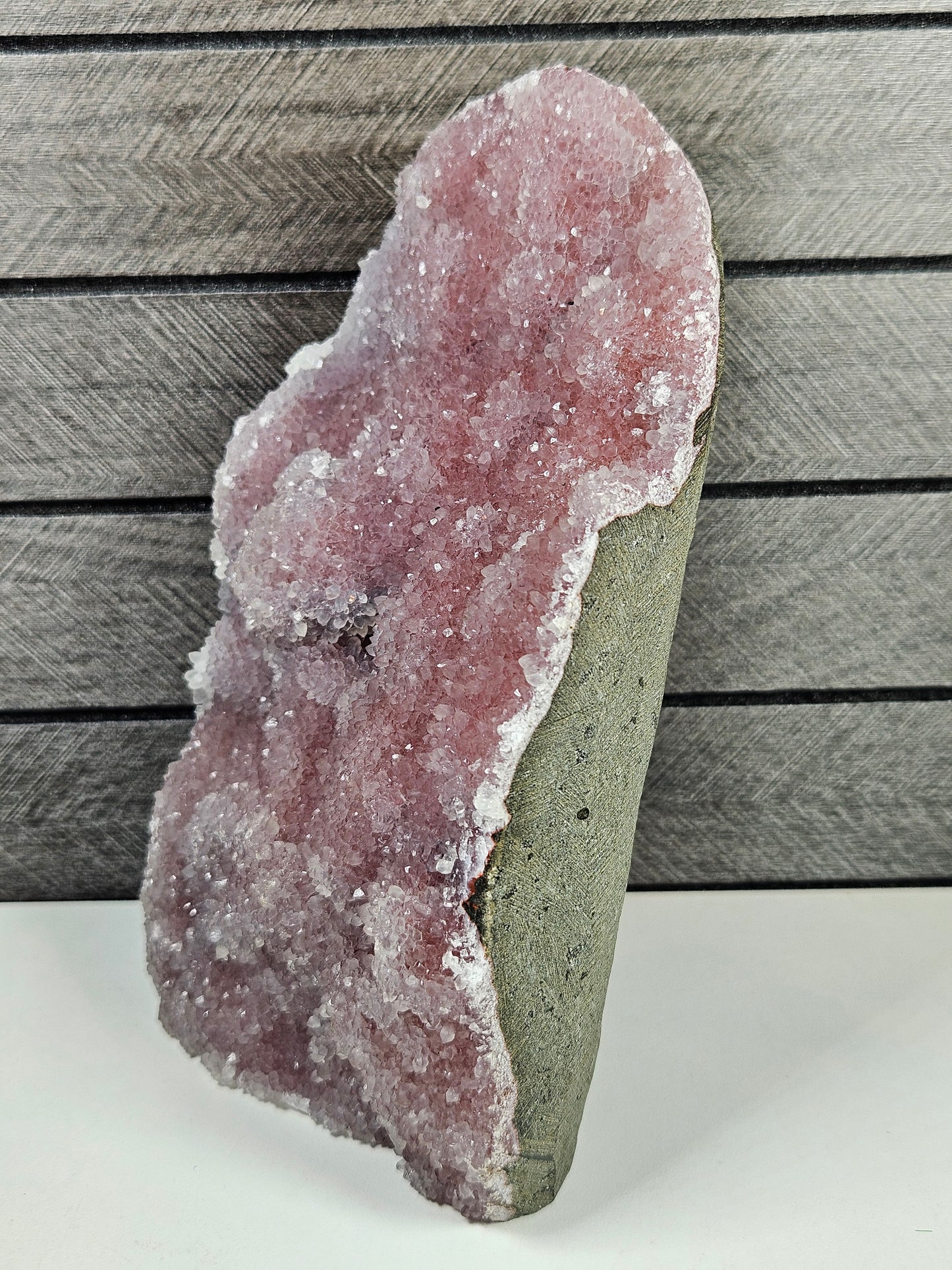 Roze chalcedoon op standvlak 1450 gram