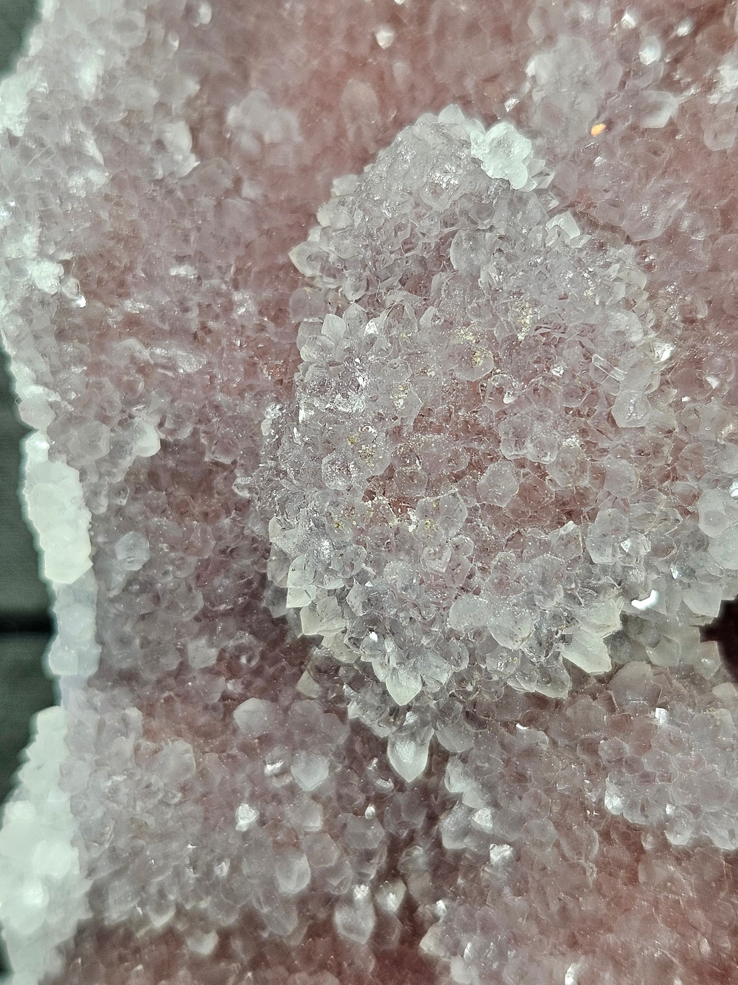 Roze chalcedoon op standvlak 1450 gram