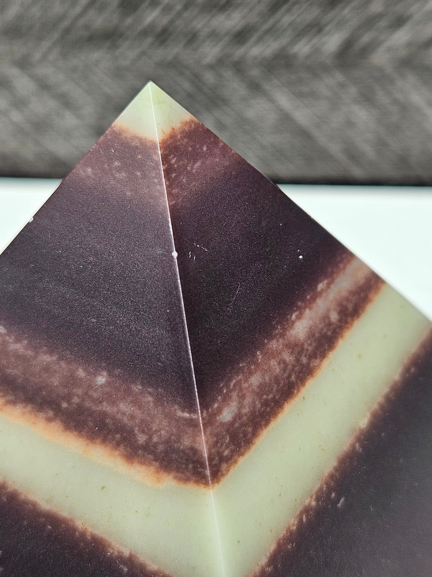 Purple Robe Jade Piramide 196 gram