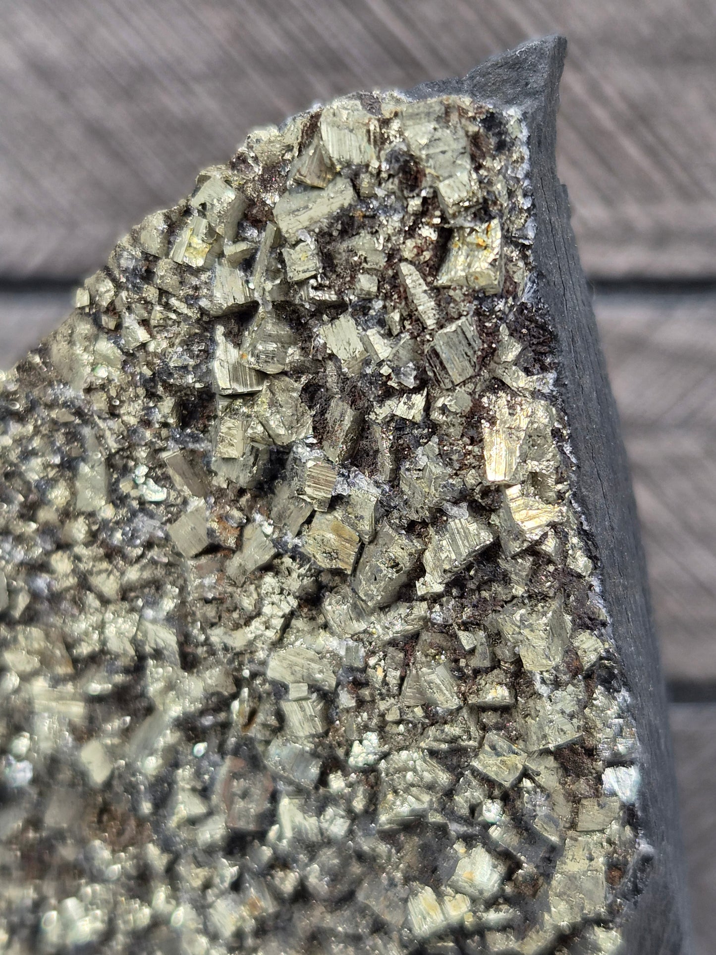 Pyriet op Shungiet Ruw op Standvlak 416 gram