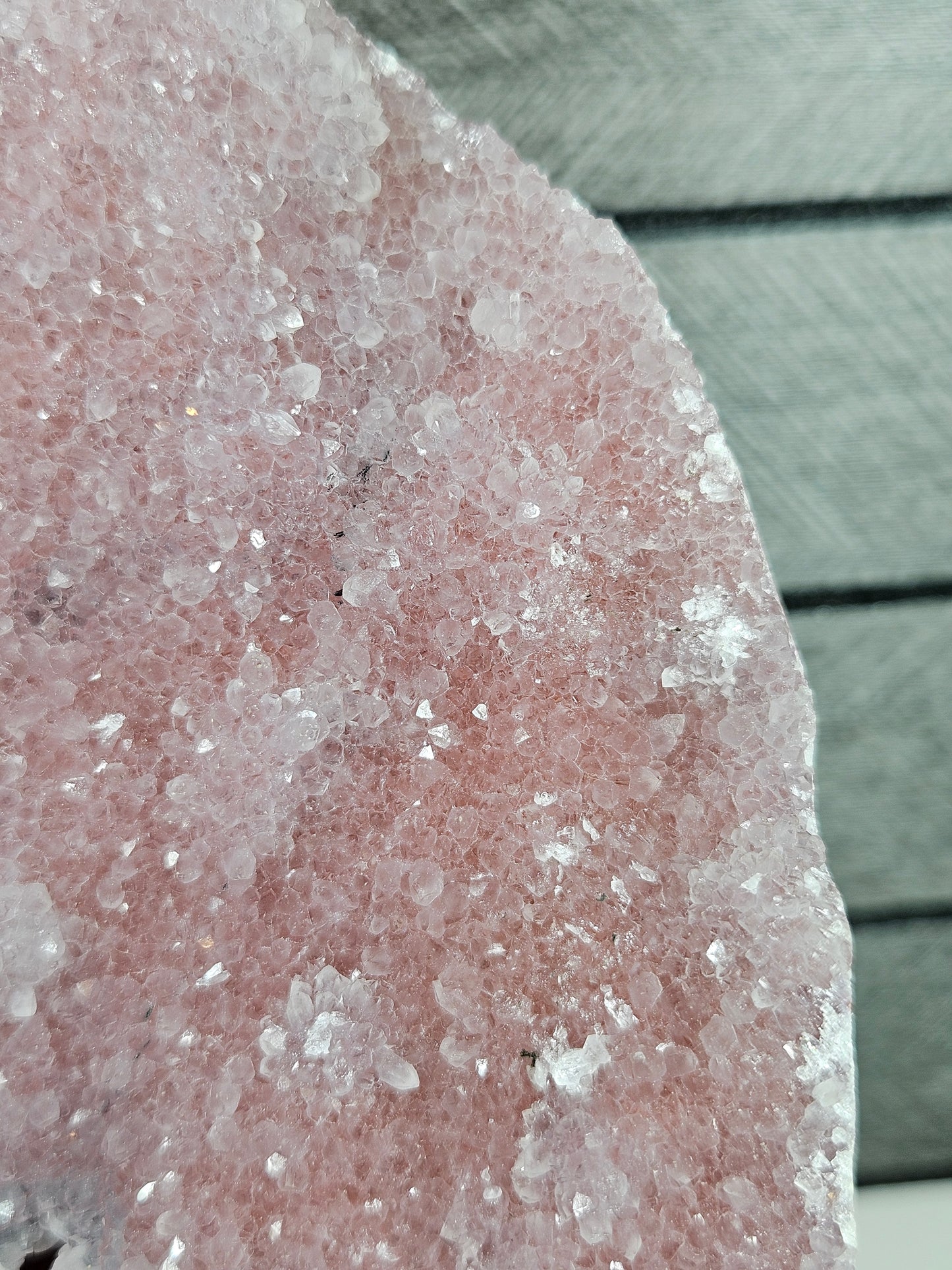 Roze chalcedoon op standvlak 1450 gram