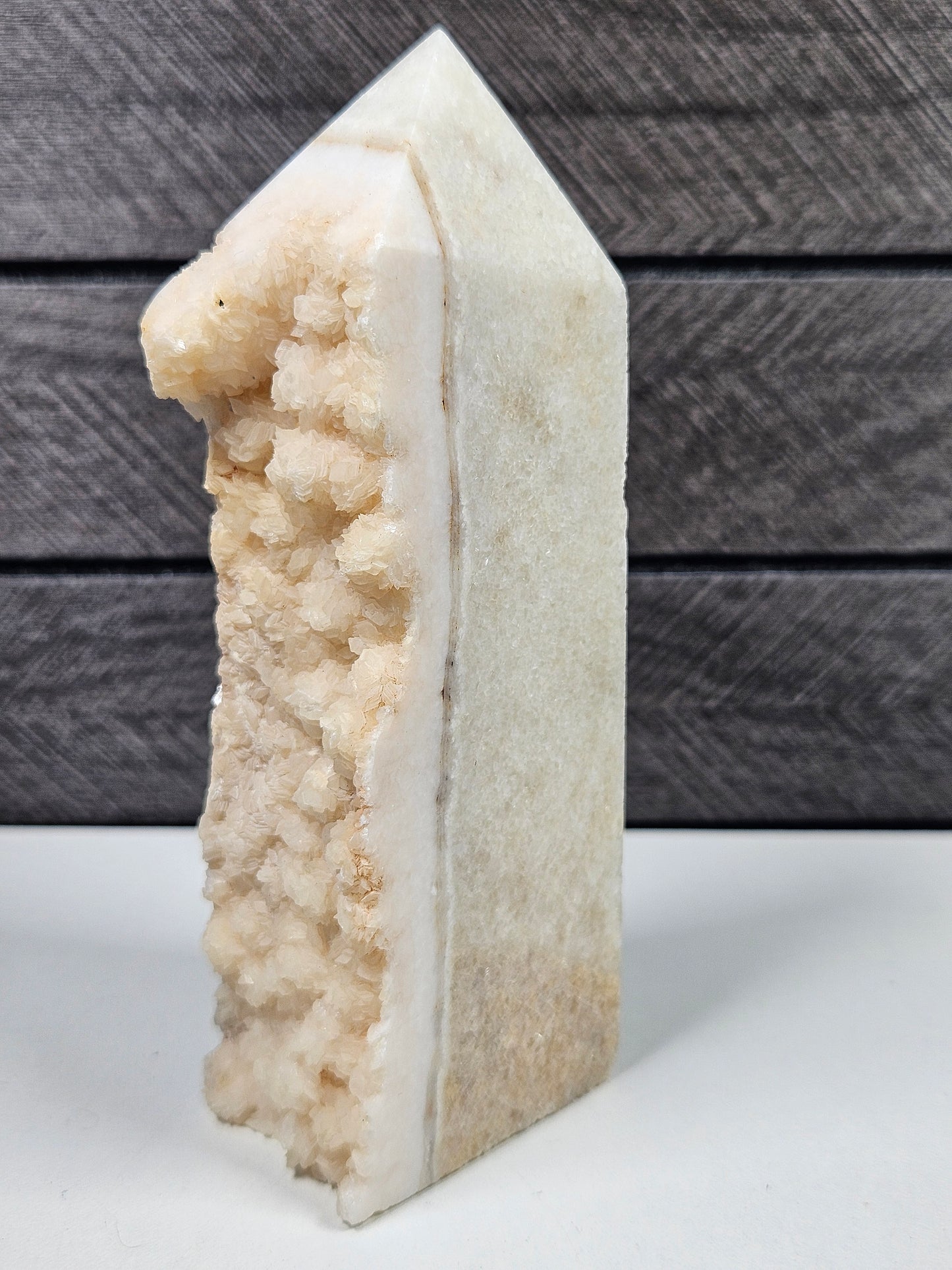 Witte calciet toren 334 gram