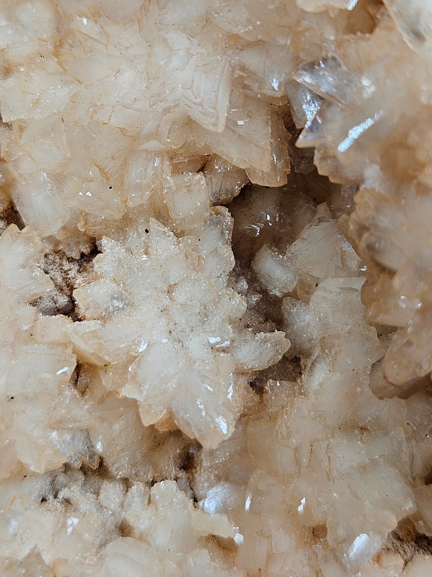 Heulandiet Geode op standvlak 1022 gram