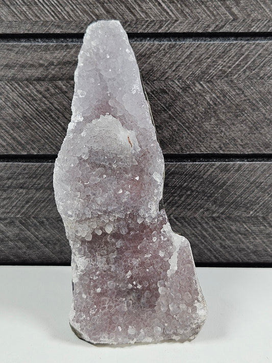 Roze chalcedoon op standvlak 174 gram