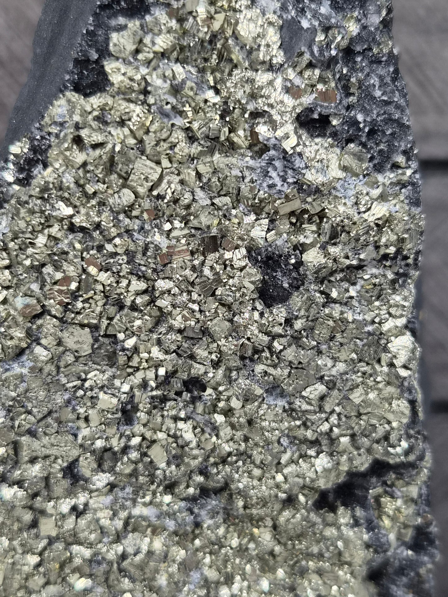 Pyriet op Shungiet Ruw op Standvlak 582 gram
