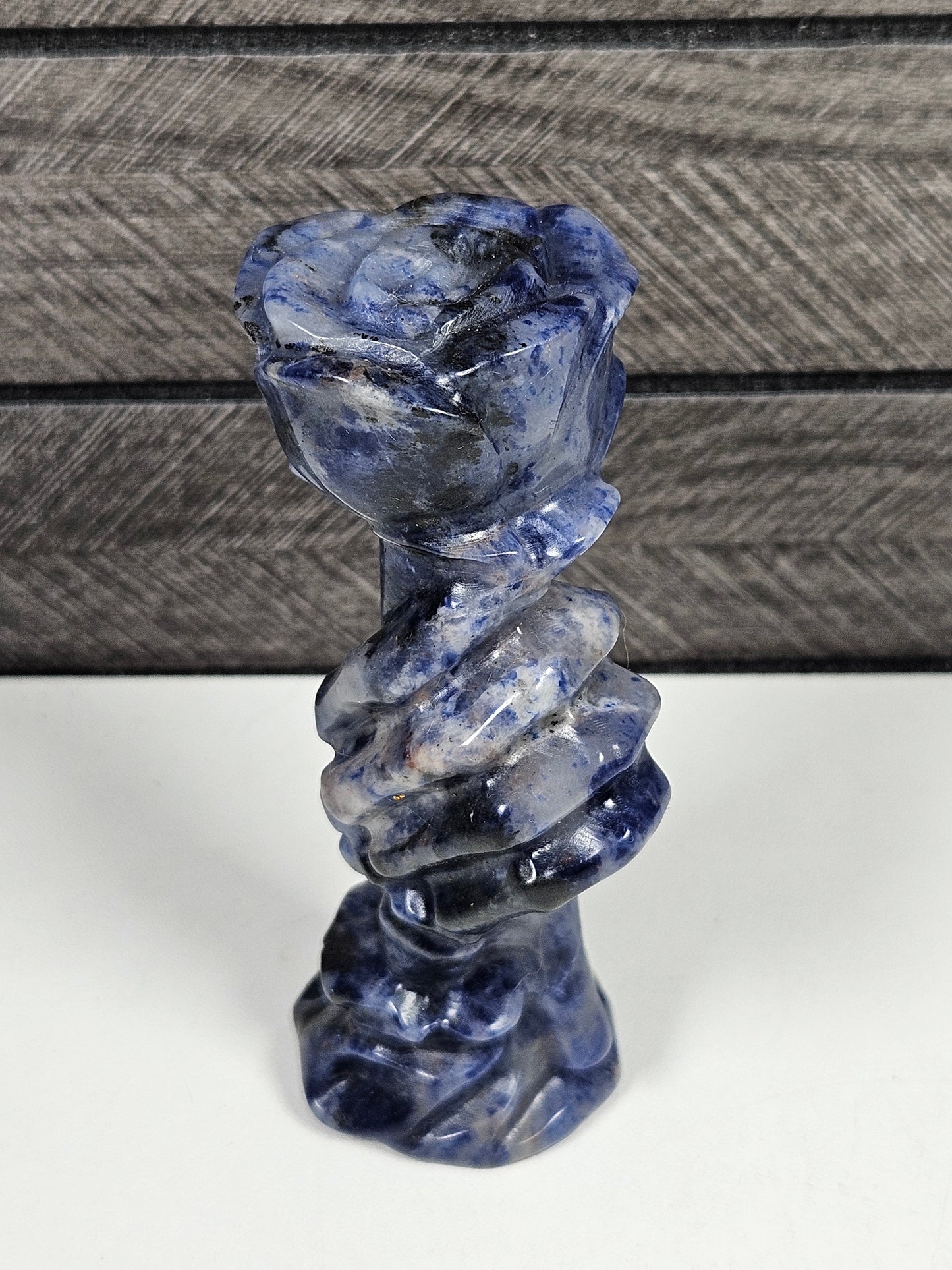Sodaliet Roos in Skelettenhand 140 gram