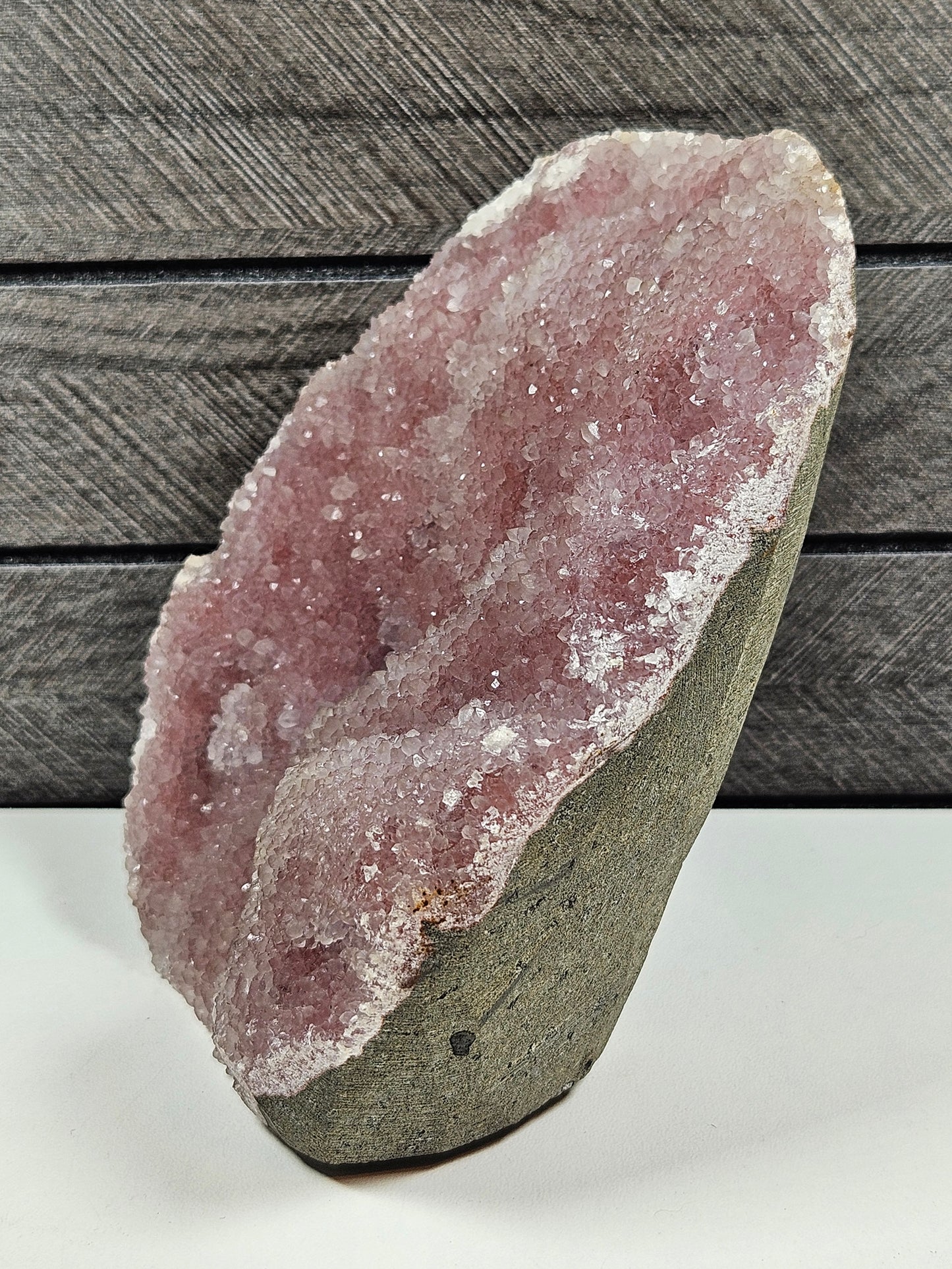 Roze chalcedoon op standvlak 1018 gram