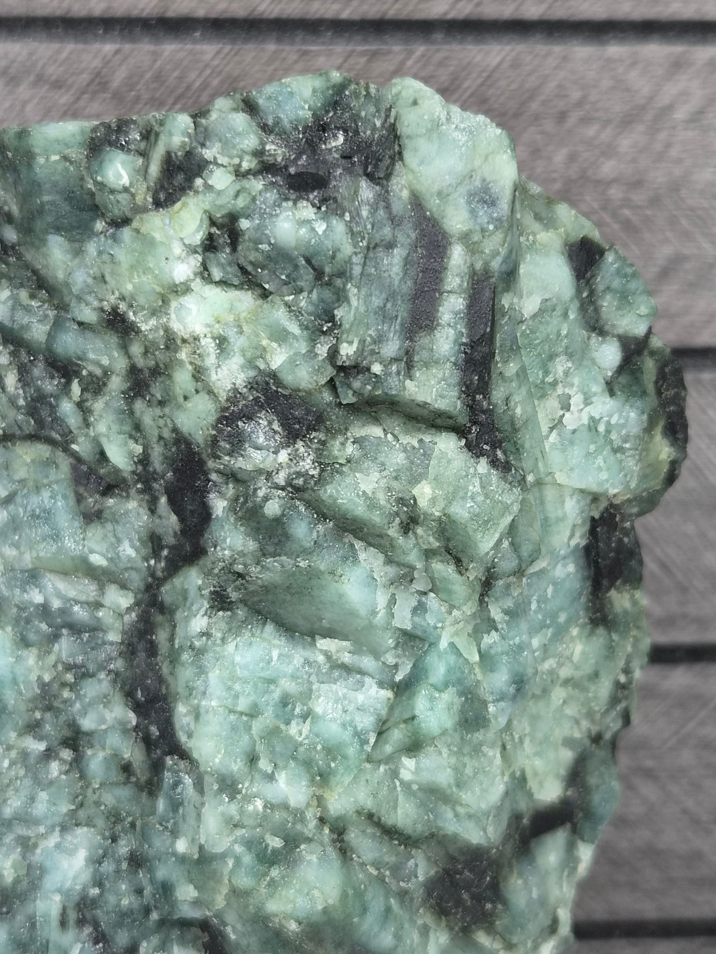 Emerald Ruw op standaard 916 gram