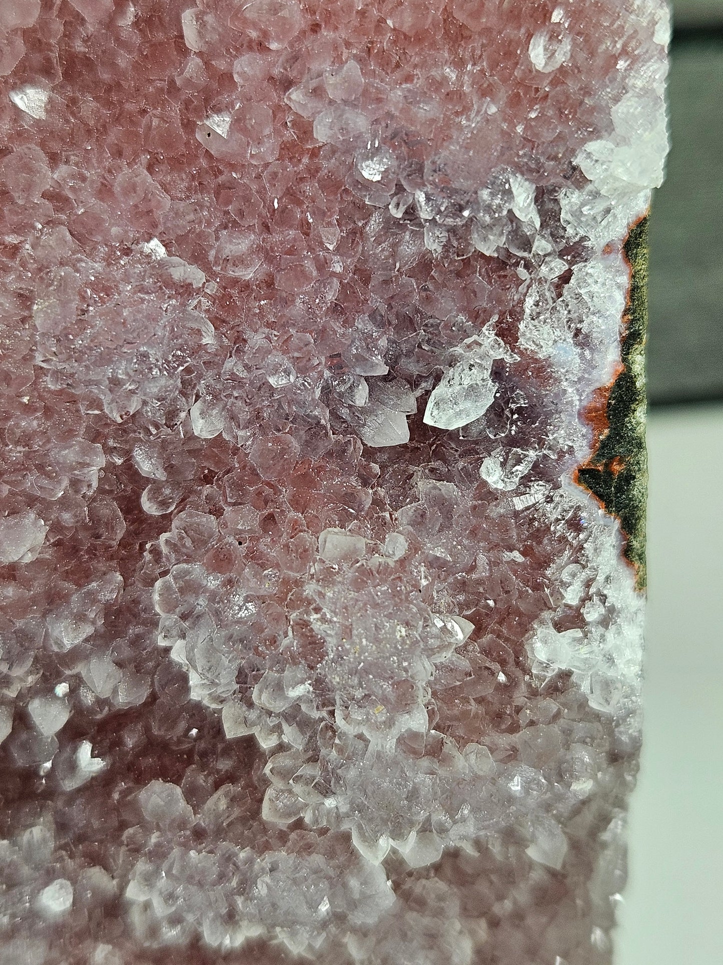 Roze chalcedoon op standvlak 1450 gram