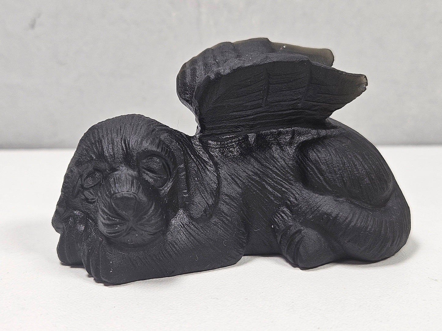 Zwarte obsidiaan gedenkhond