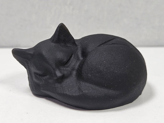 Zwarte obsidiaan slapend katje
