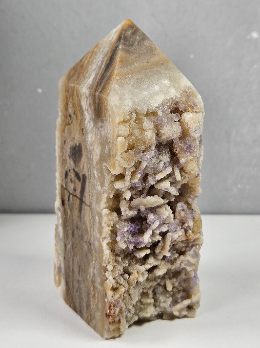 Fluoriet op calciet toren 474 gram