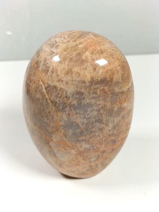 Perzik maansteen sculptuur 306 gram