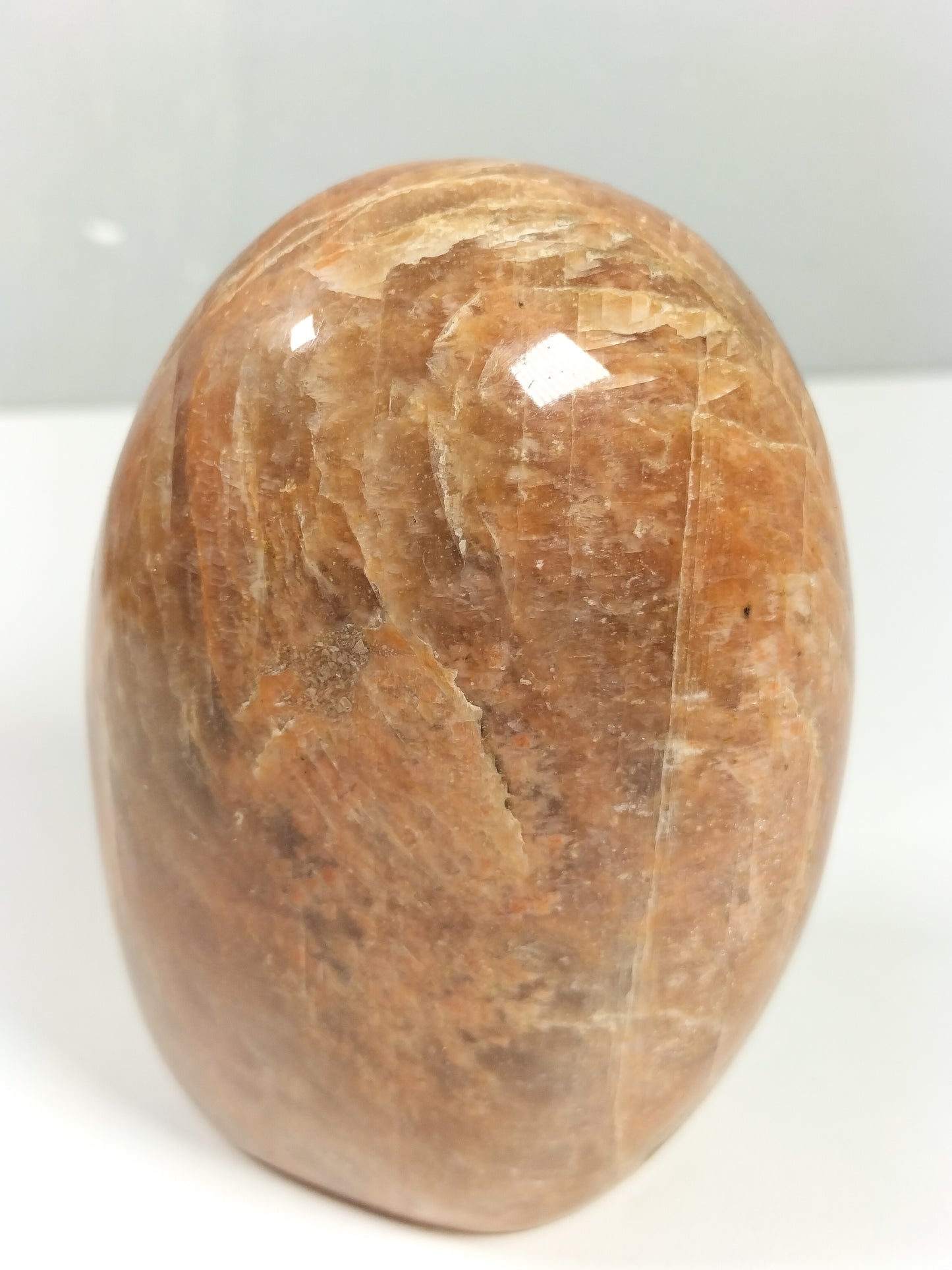 Perzik maansteen sculptuur 354 gram