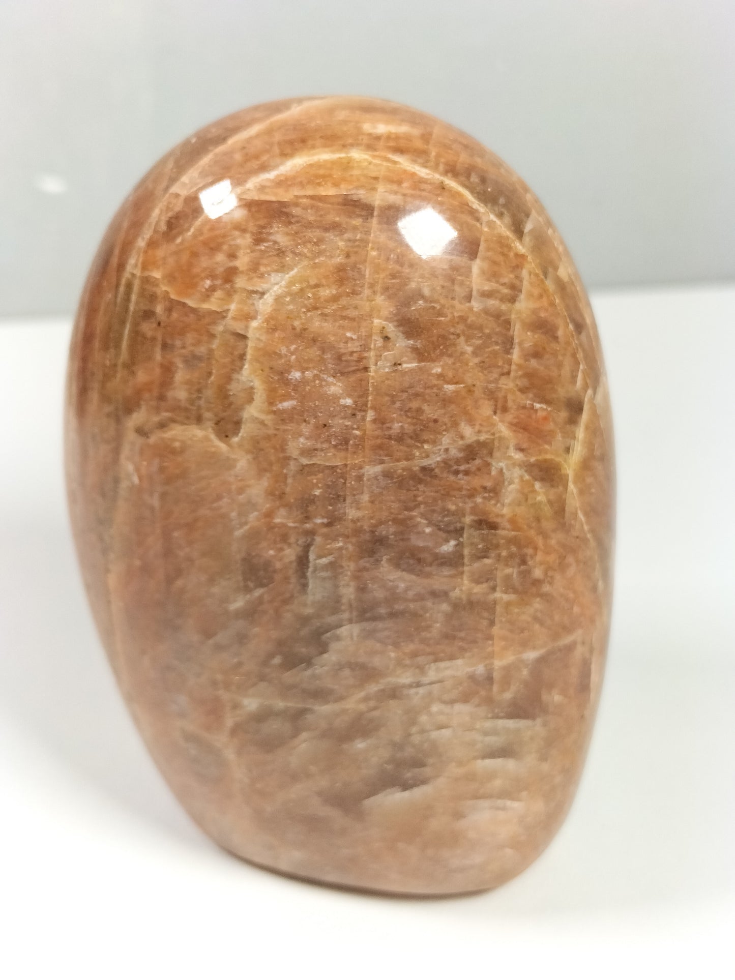 Perzik maansteen sculptuur 354 gram