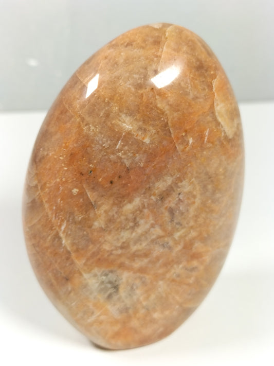 Perzik maansteen sculptuur 276 gram