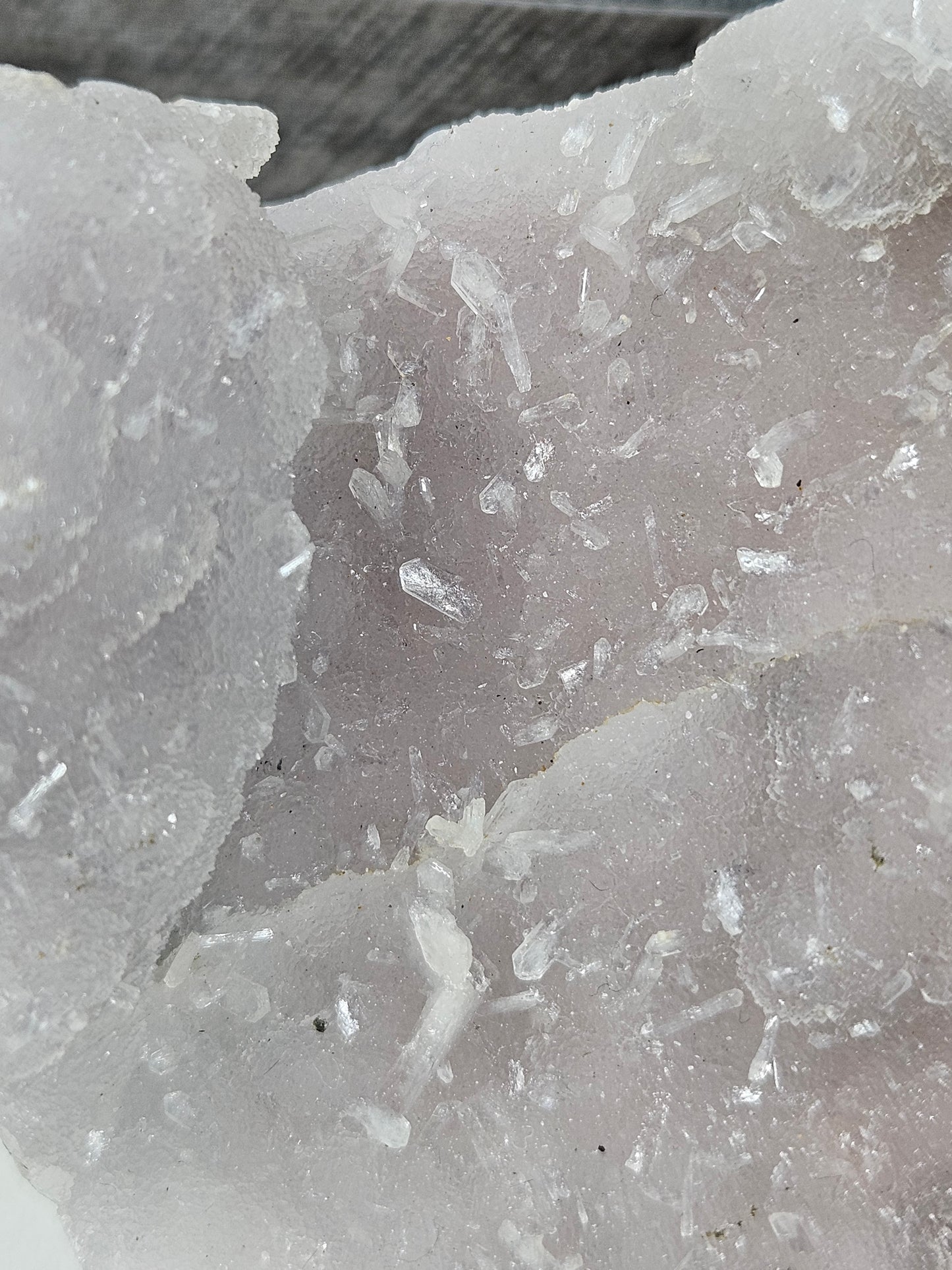 Roze chalcedoon/Apofyliet op standvlak 284 gram