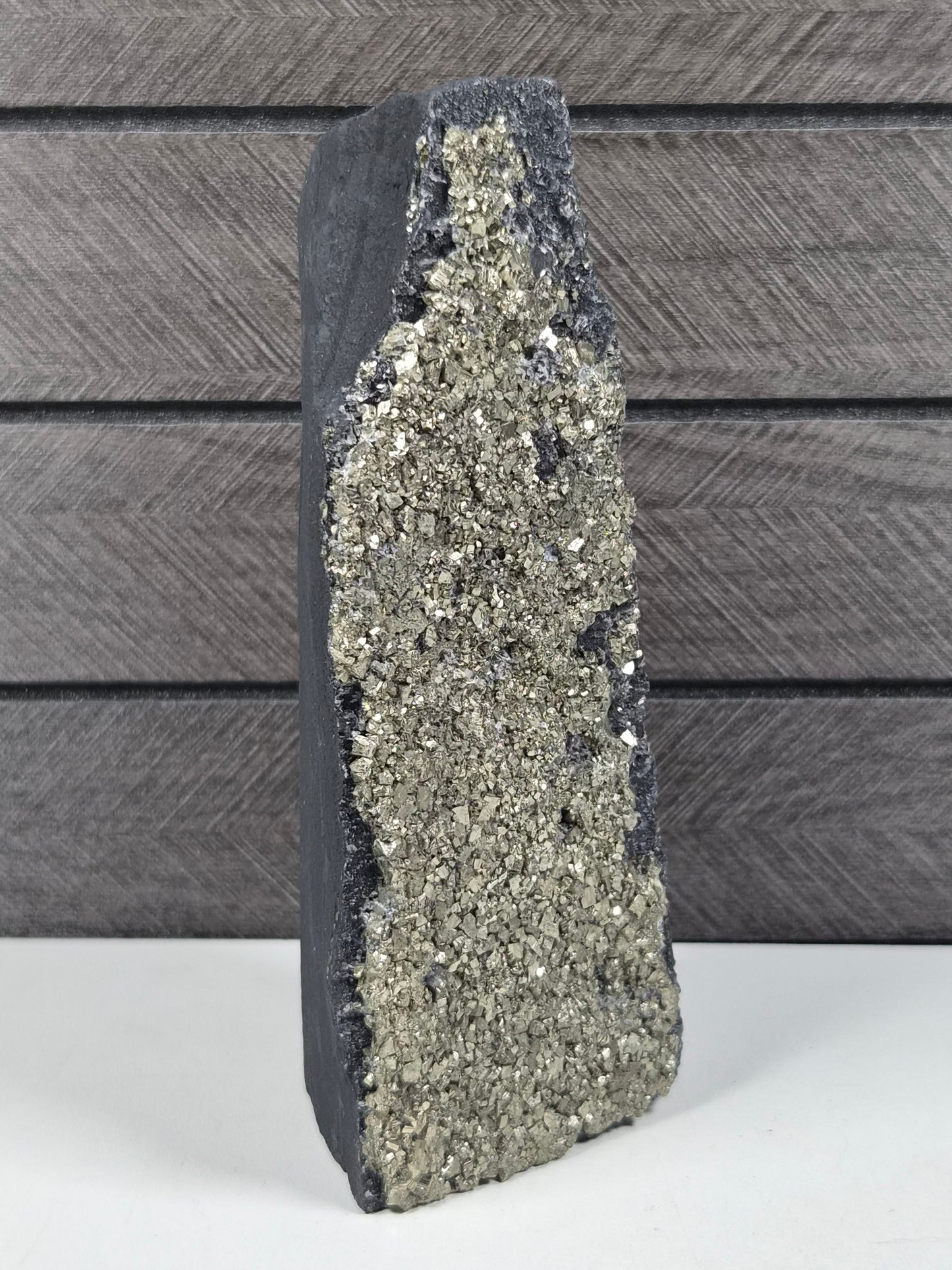 Pyriet op Shungiet Ruw op Standvlak 582 gram