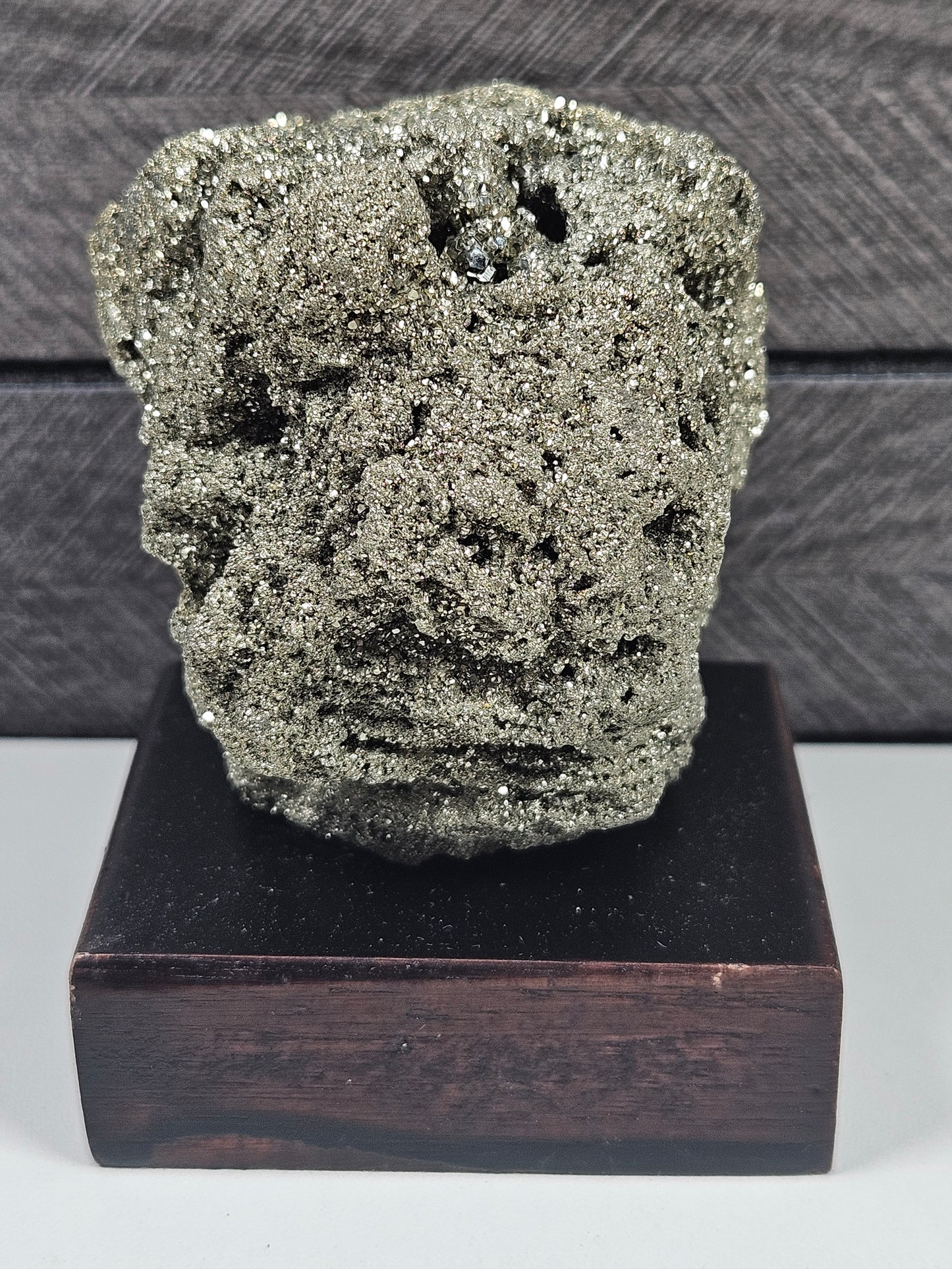 Pyriet op houten basis 362 gram