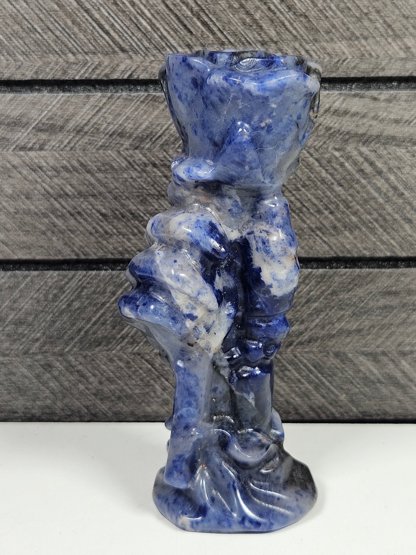 Sodaliet Roos in Skelettenhand 140 gram