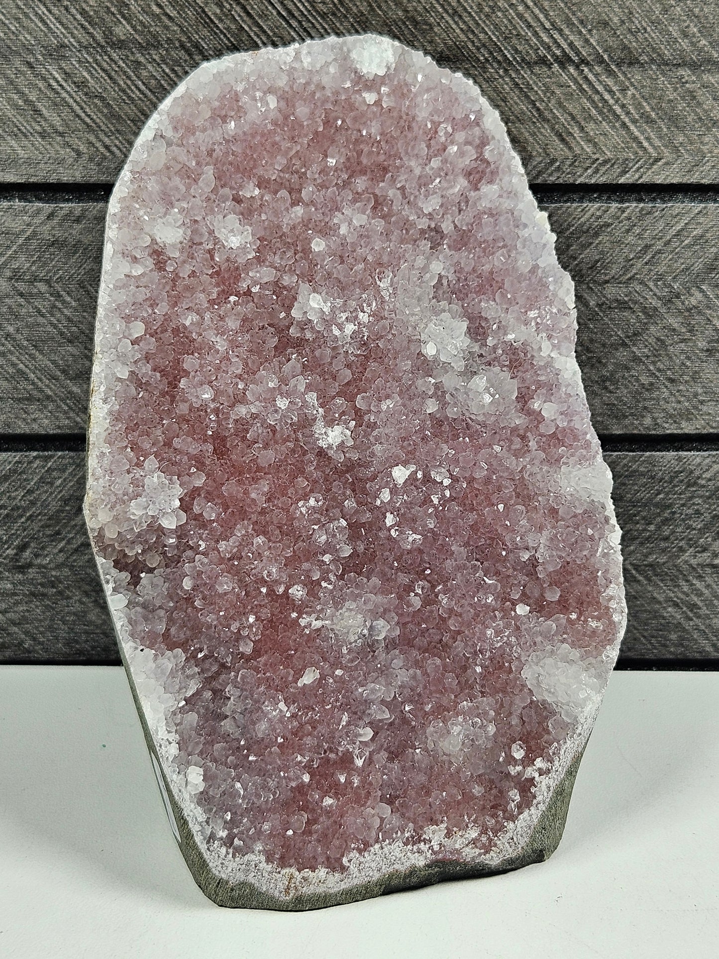Roze chalcedoon op standvlak 662 gram