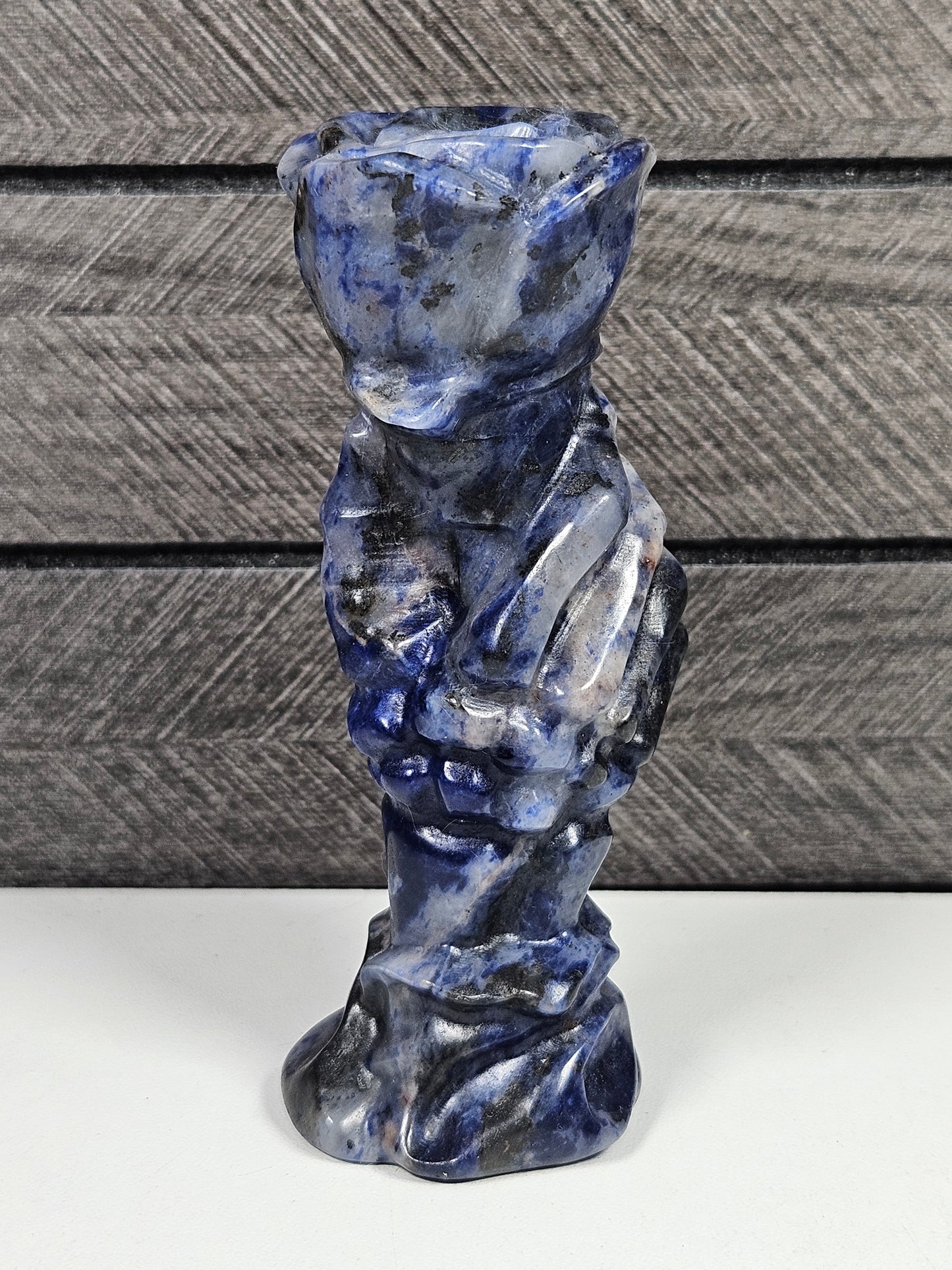 Sodaliet Roos in Skelettenhand 140 gram