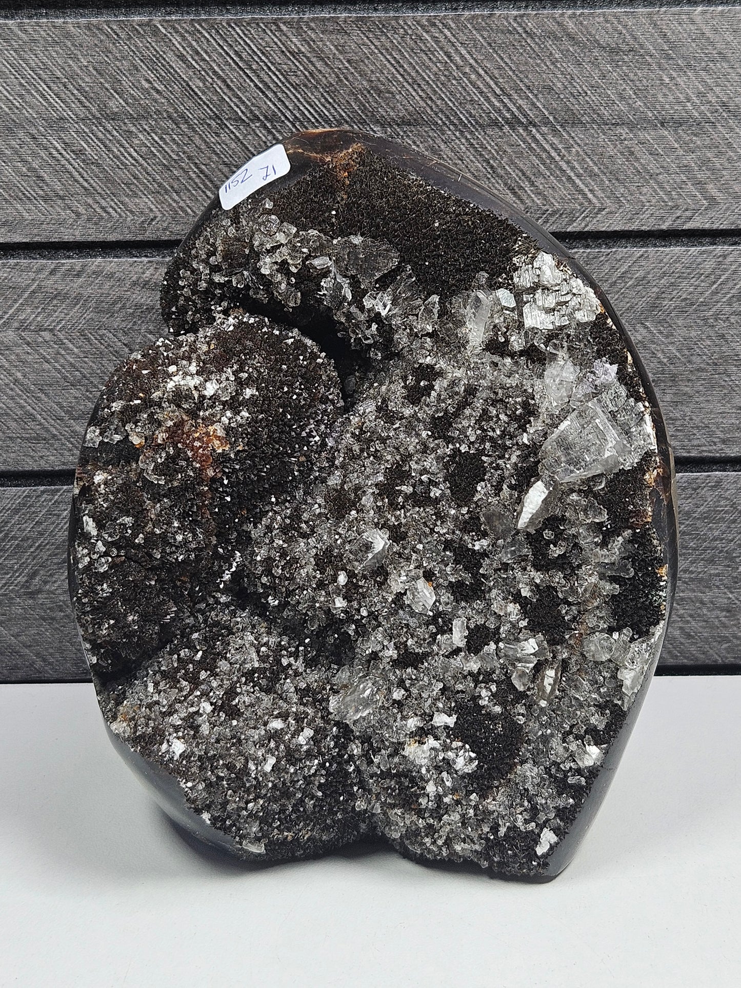 Septarie mit Calcit auf Standfläche 1152 Gramm