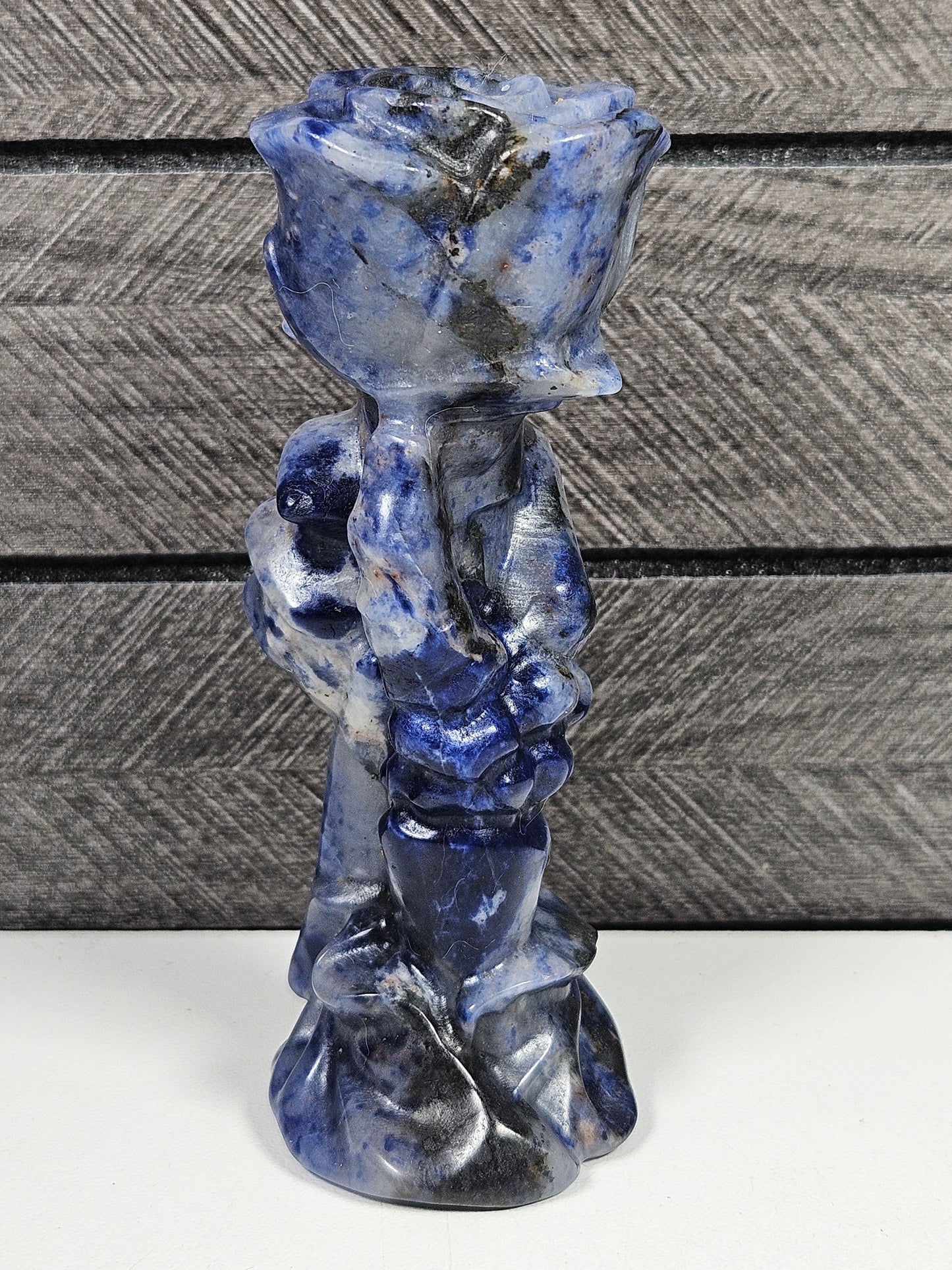 Sodaliet Roos in Skelettenhand 140 gram