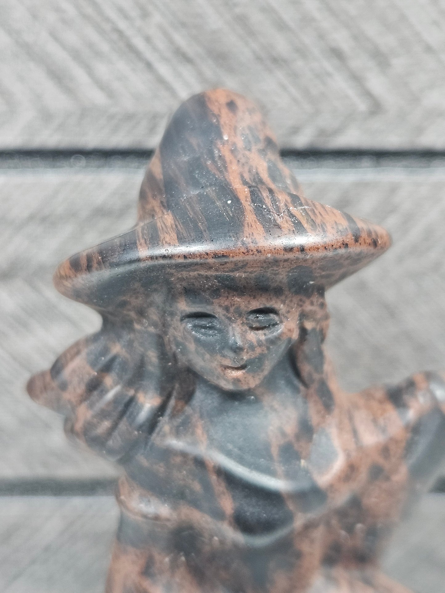 Mahonie Obsidiaan heks op bezem