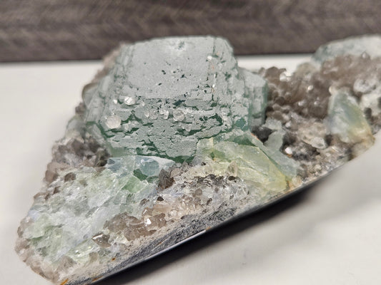 Fluoriet en calciet op kwarts 390 gram