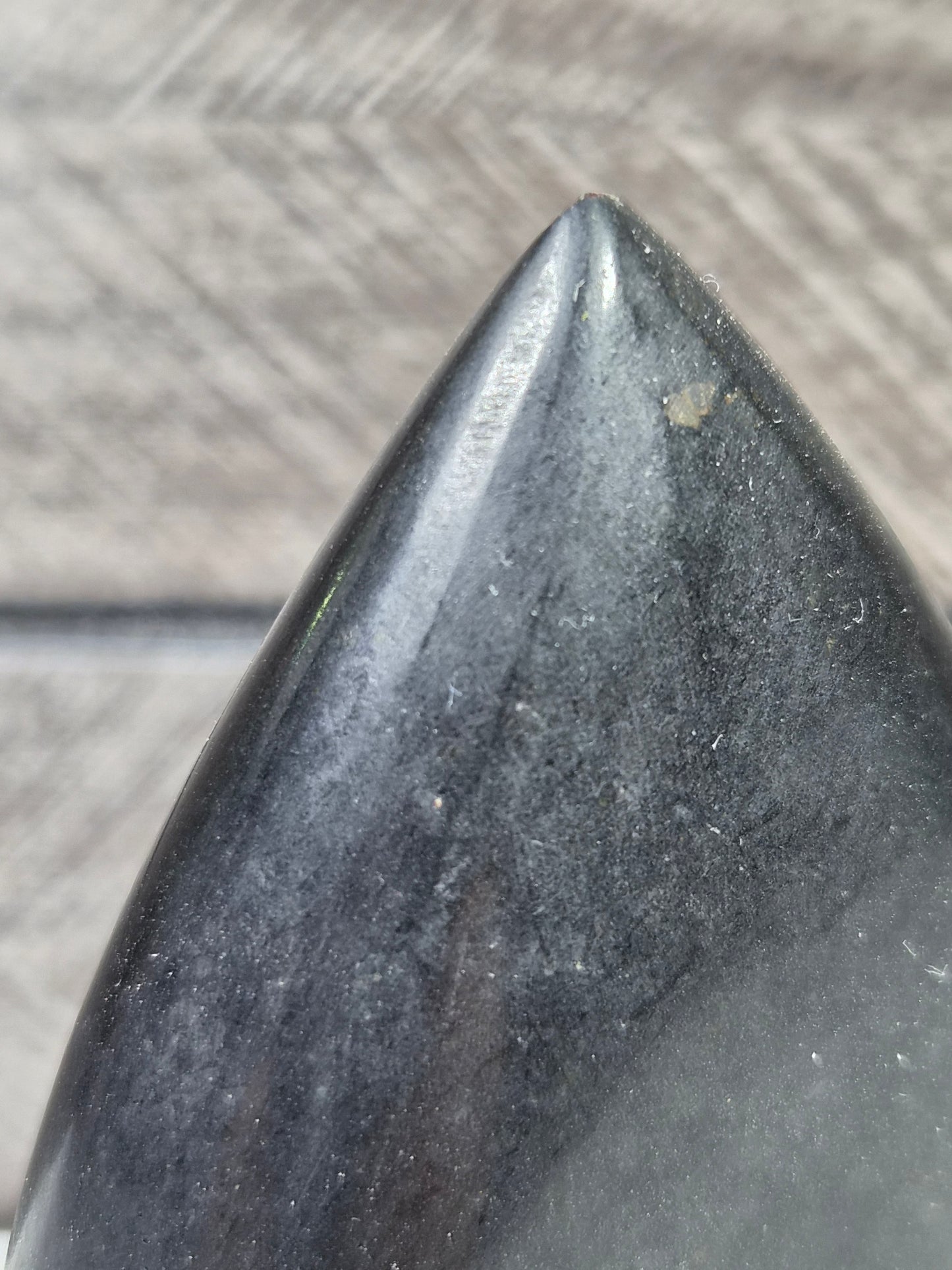 Zwarte toermalijn sculptuur 152 gram