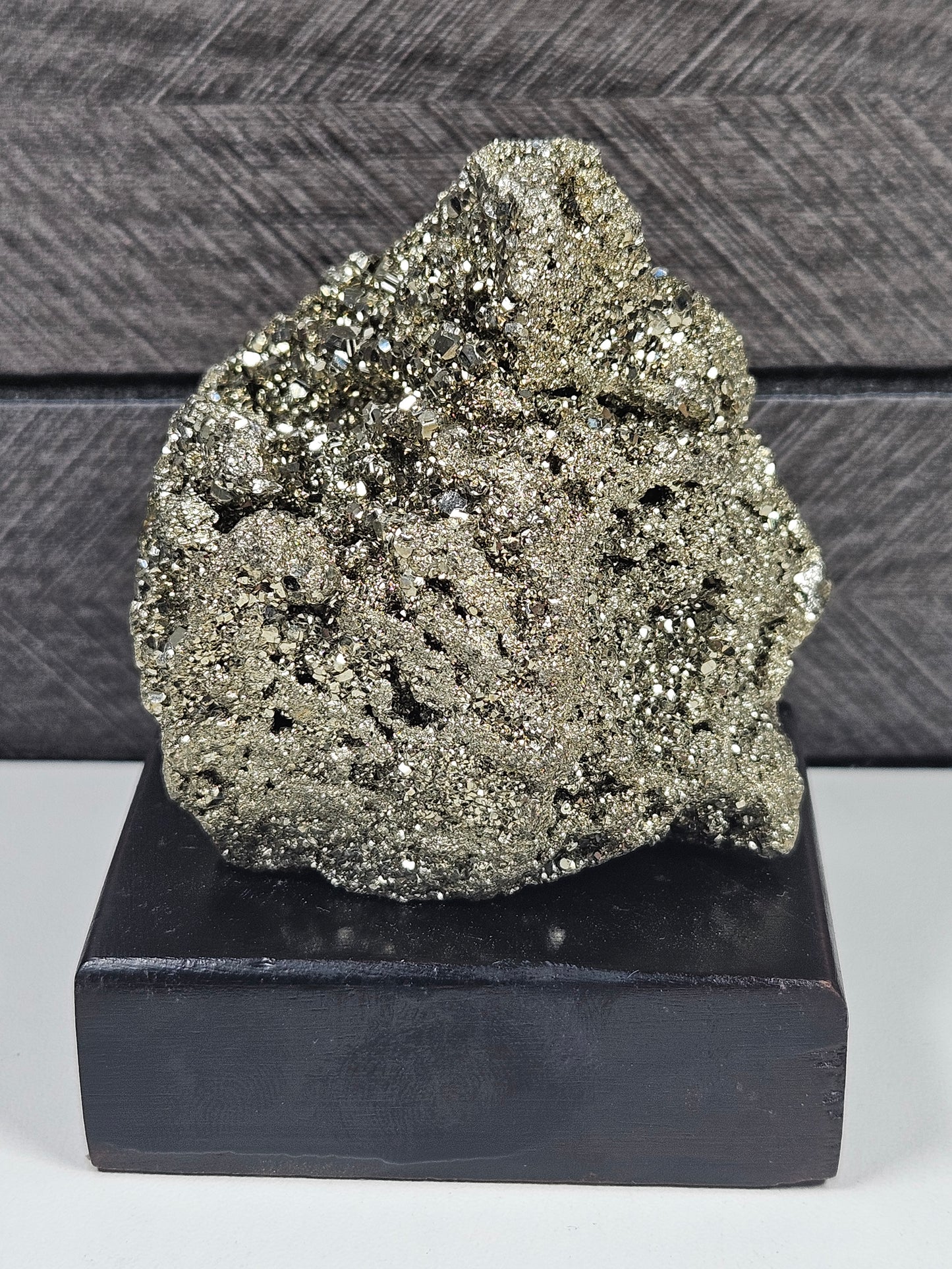 Pyriet op houten basis 338 gram