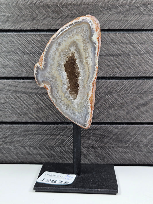 Agaat druzy op standaard 324 gram